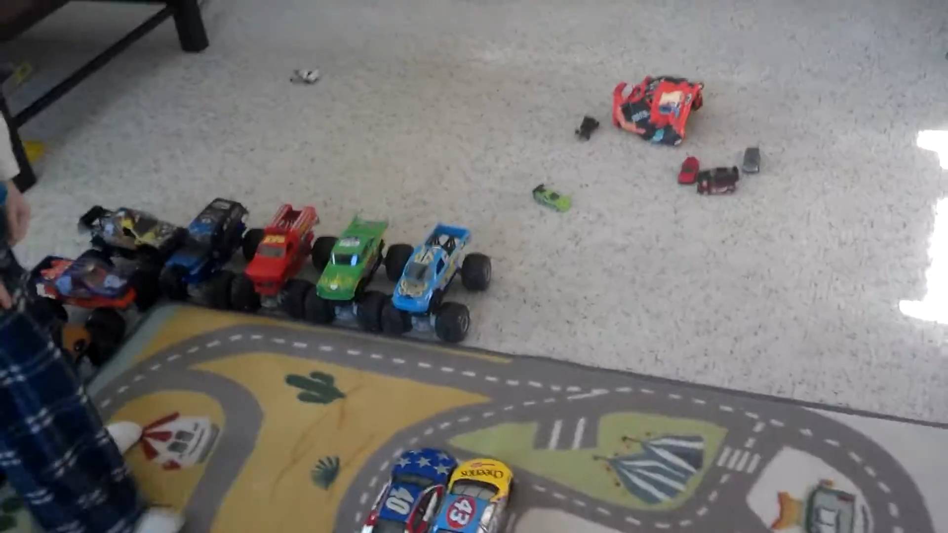Monster jam toy truck freestyle competition donuts jumps flips