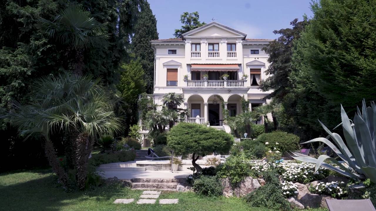 Cacio e Pepe tilberedt i en griseblære på Lido 84 ved Gardasjøen i Italia