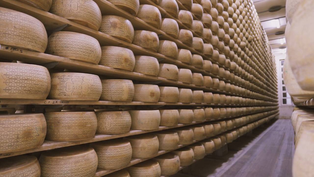 Slik lages Grana Padano _ Se produksjonen av Italias mest populære ost