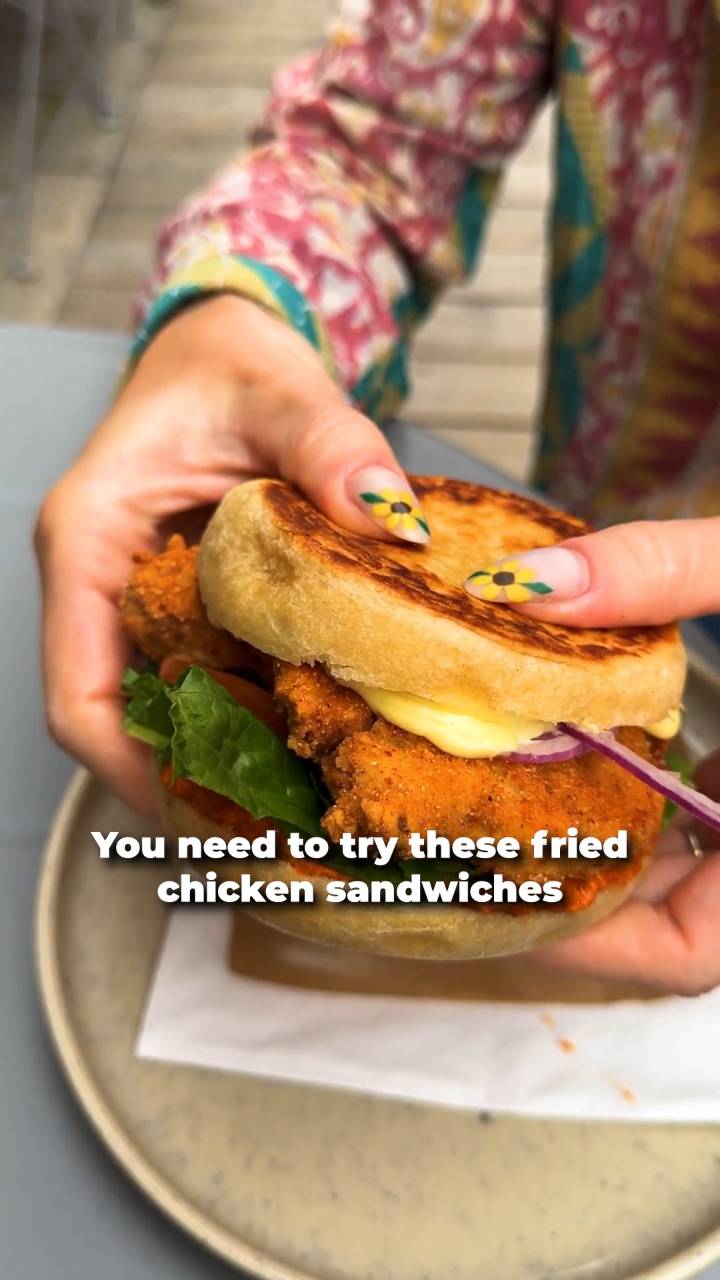 Engelsk muffin møter amerikansk stekt kylling sandwich på Marvin i Malmö, Sverige