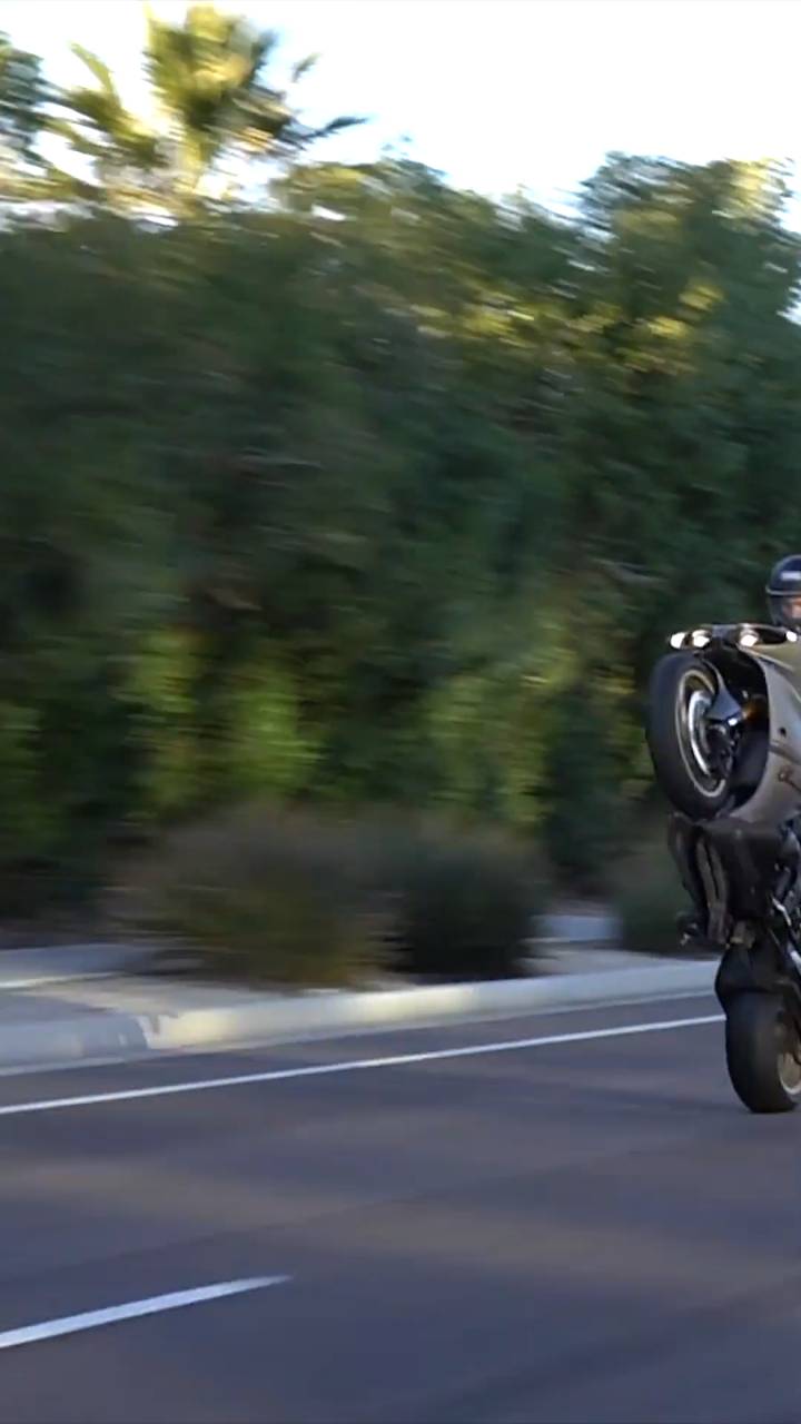 Yamaha wheelie demonstration