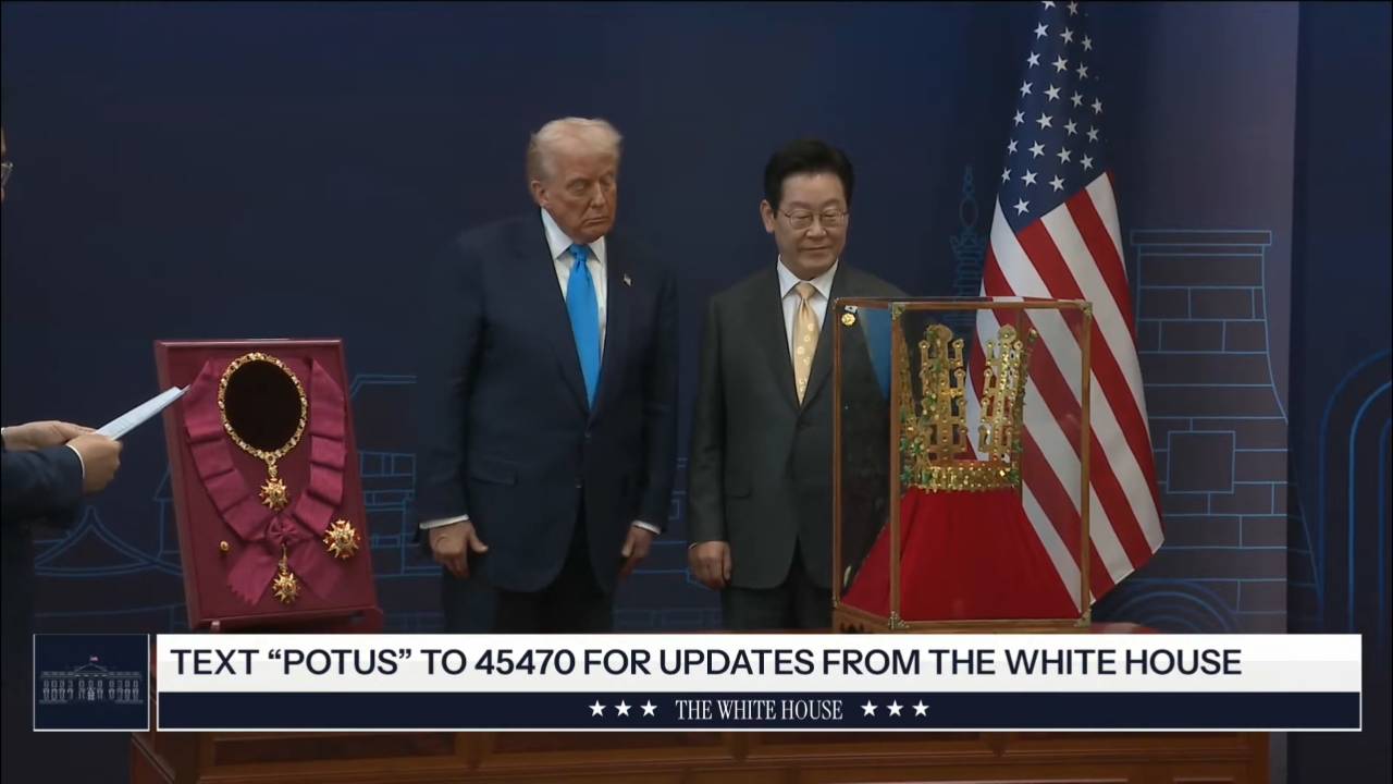 South Korea - South Korean Pres. Myung presents Pres. Trump with replica of Cheonmachong gold crown