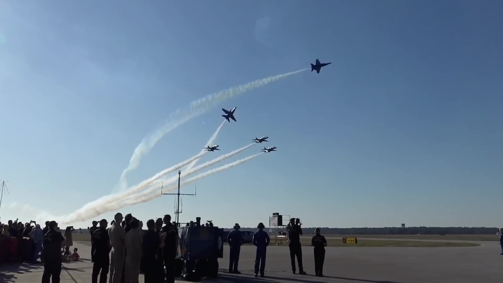 Demonstration team aircraft experiences catastrophic failure