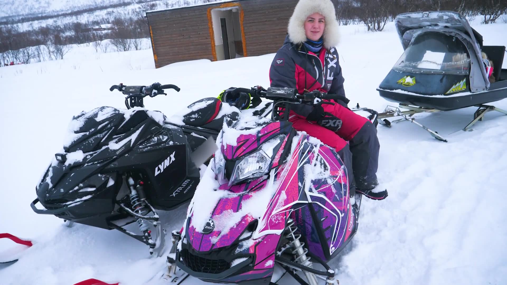 Scootertur gjennom vinterlige fjellområder