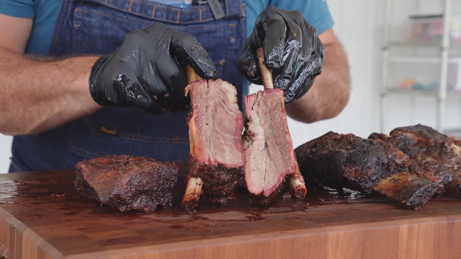 Comparing Weber charcoal kettle to Traeger for dinosaur beef ribs