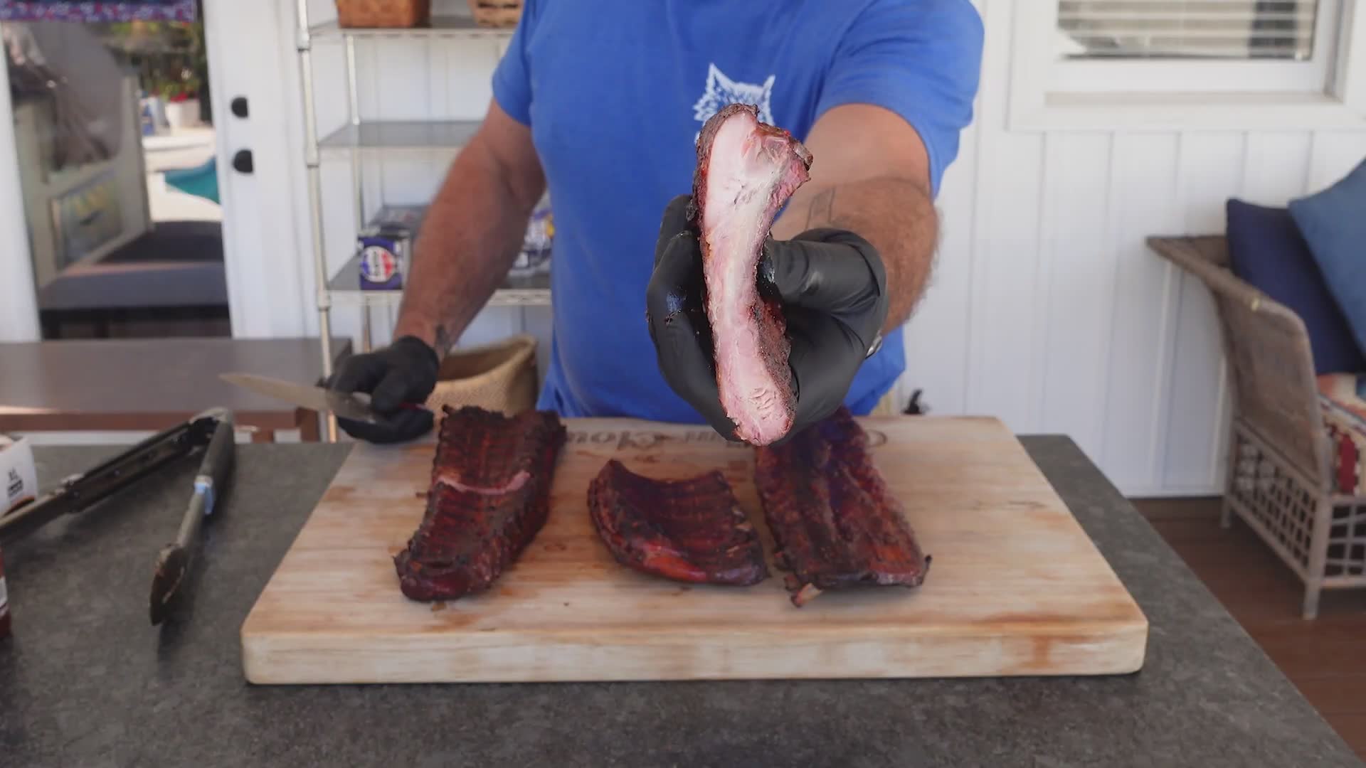 Comparing pellet grills to traditional smokers for perfect ribs
