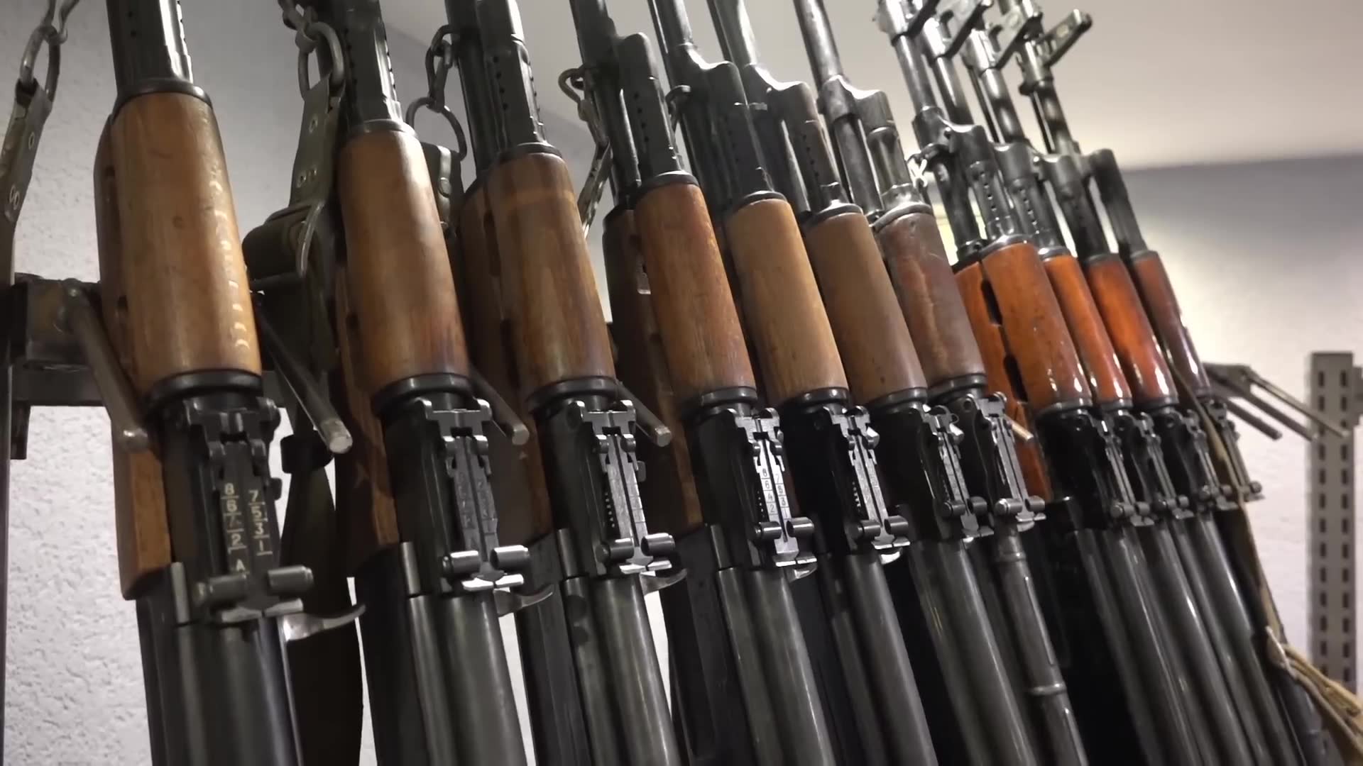Proper long gun positioning for different tactical scenarios