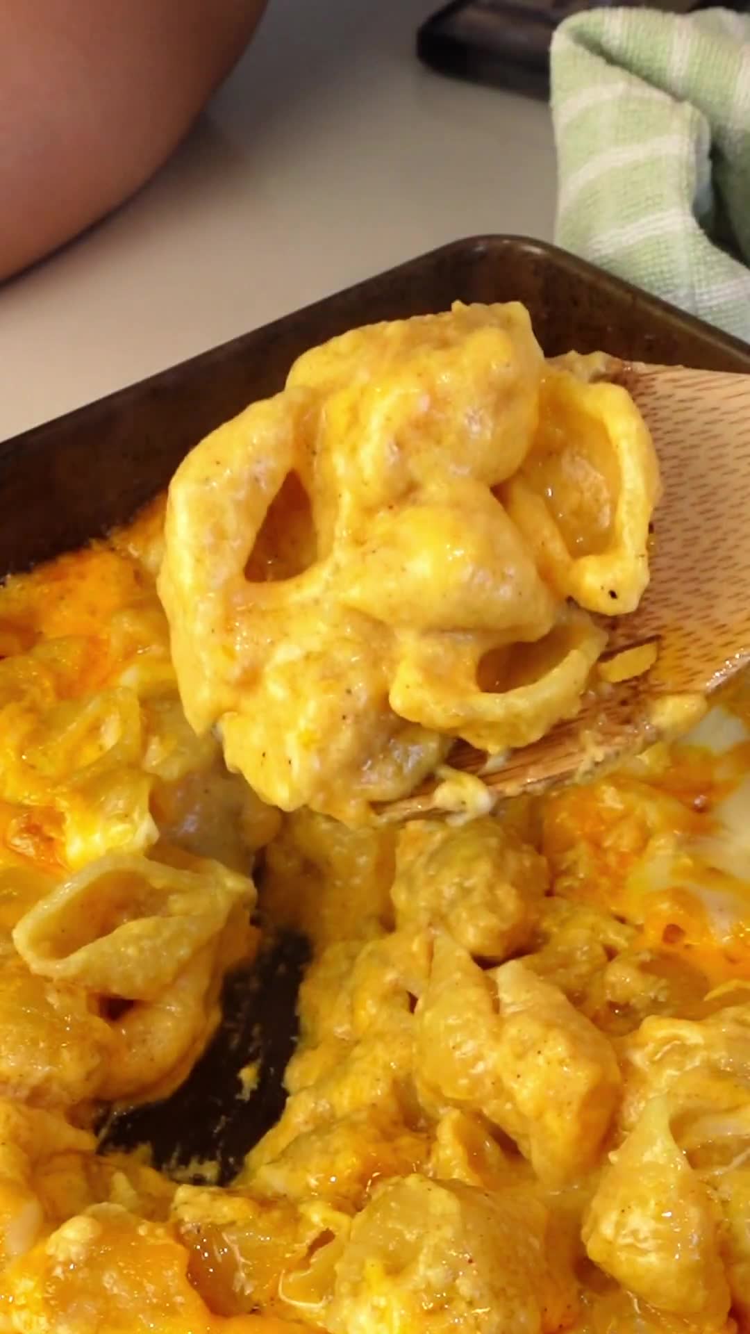 Creamy homemade mac and cheese demolishes the boxed stuff