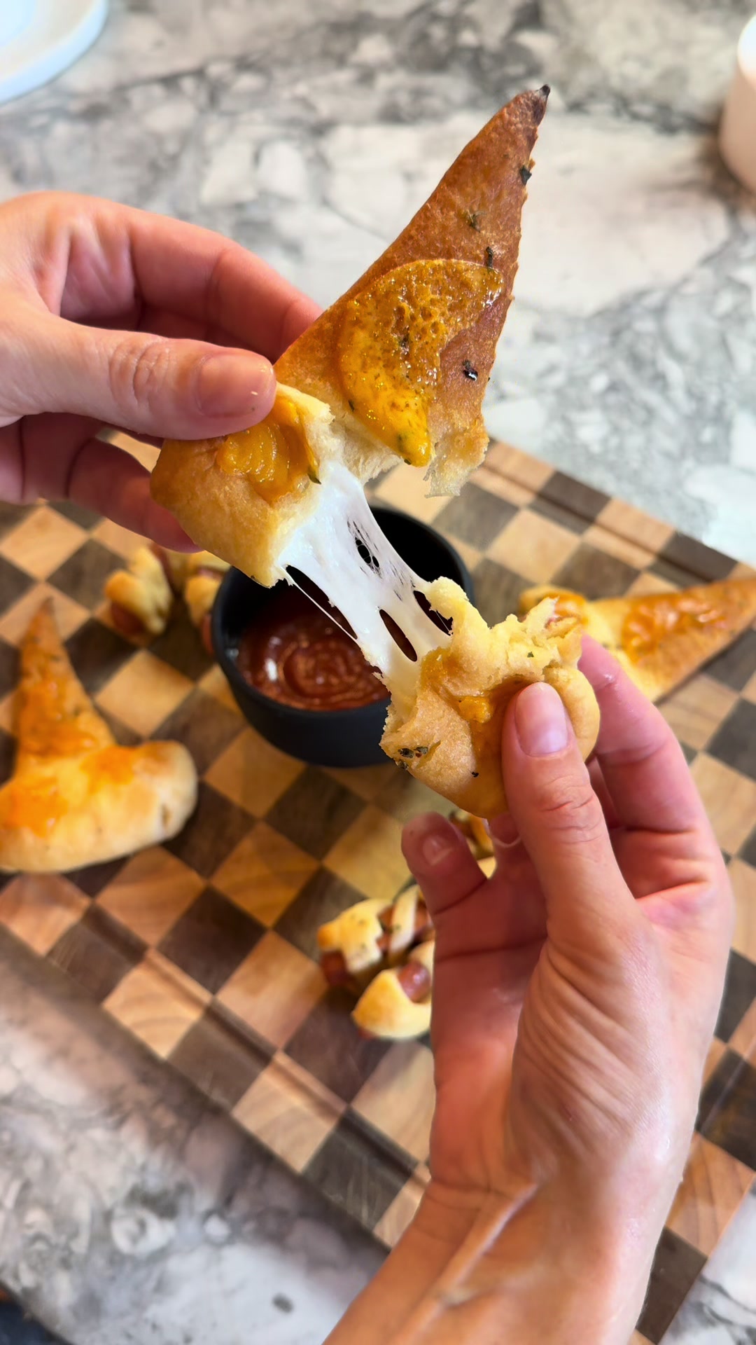 Last-minute snack idea with croissant dough and gooey cheese filling