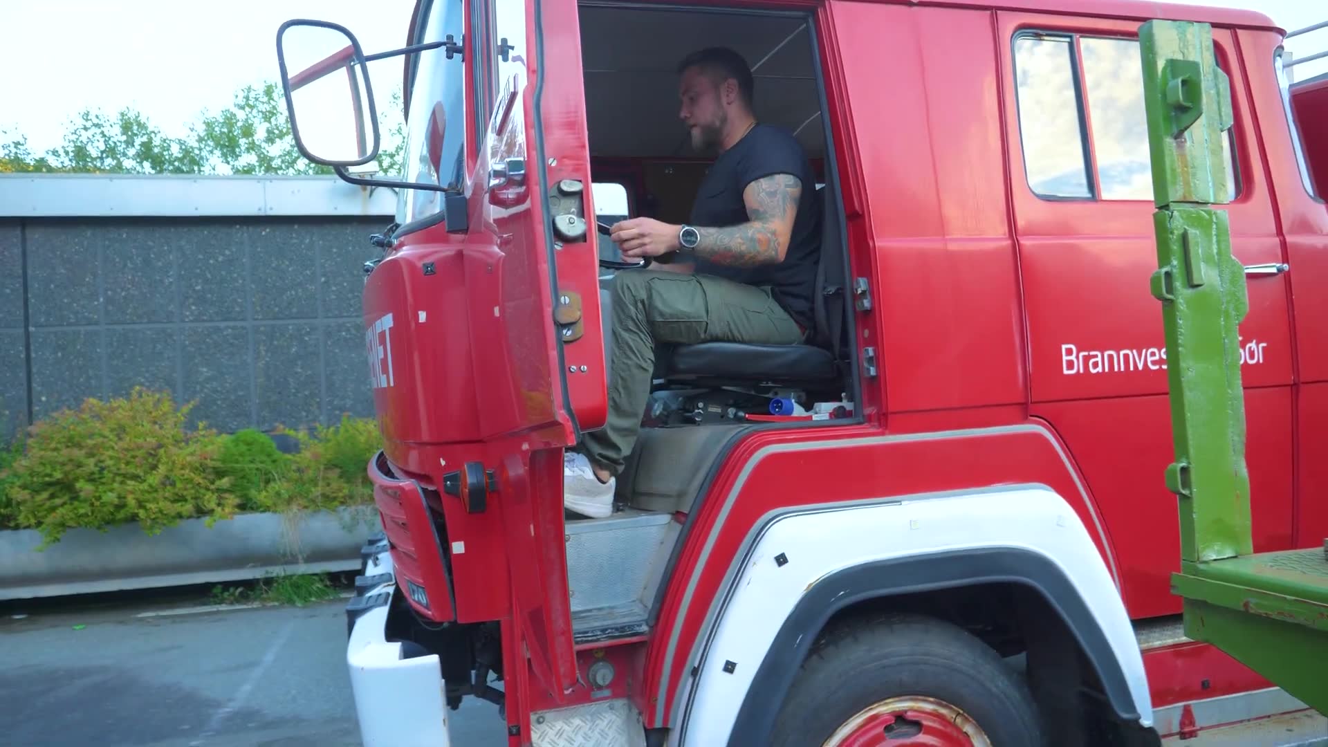 Transport av veteranbrannbil til nytt hjem hos bilsamler