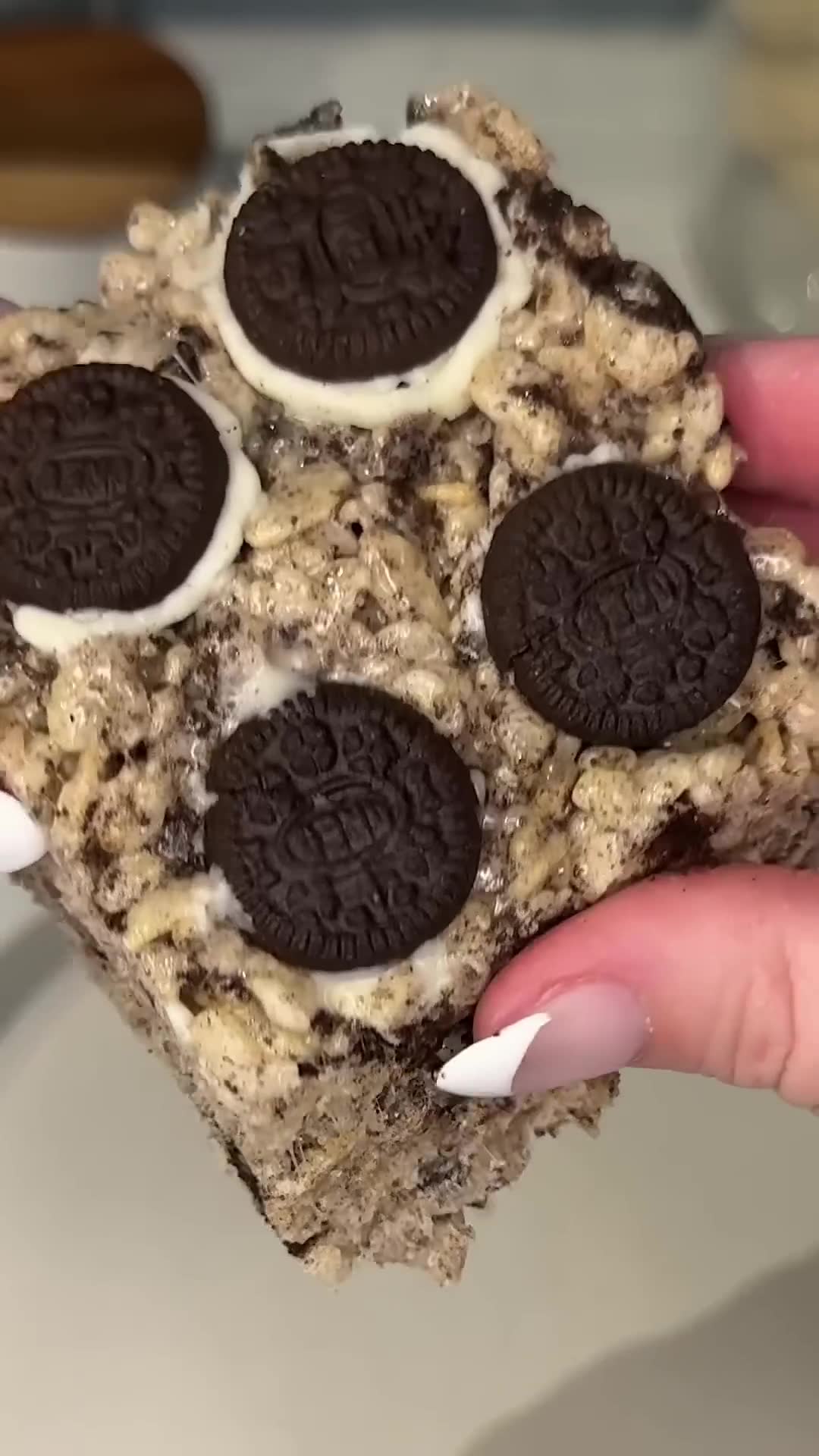 viral oreo rice krispies recipe #shorts #easydessert #easydessert #oreo #viralrecipeTraditional crispy treats transformed with chocolate sandwich cookies
