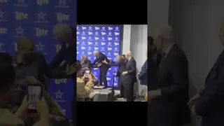 #Cowboys Jerry Jones and Bill Clinton hand shake that went viral, After a STUMBLE...