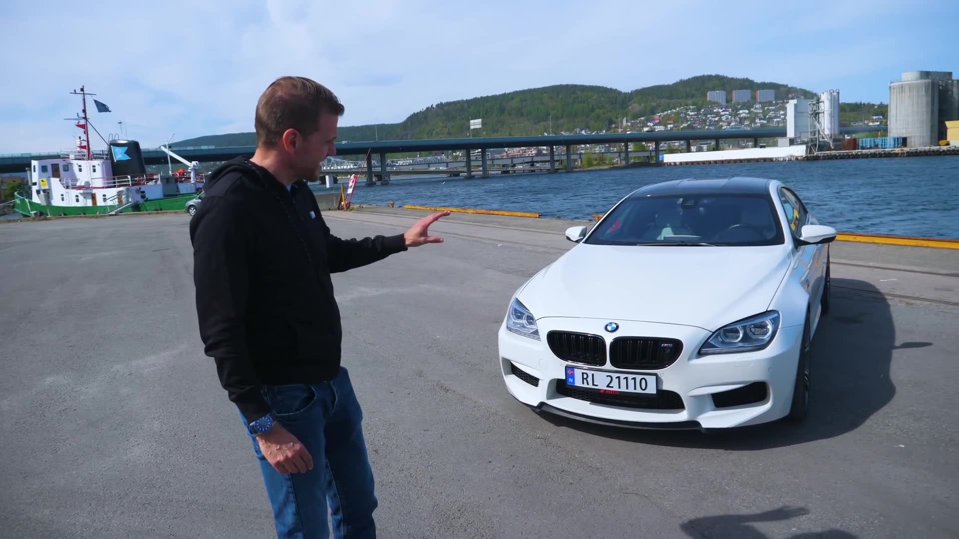 Bilentusiast fra Broom viser sin nyervervede BMW M6