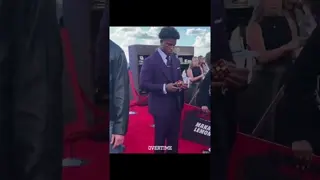 New Cowboys safety Caleb Downs solved a Rubik's Cube on the red carpet in under 60 seconds.
