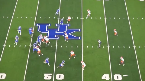Cowboys Devin Moore ( HT/WT. 6' 3", 198 lbs. 31.88" Arms) 