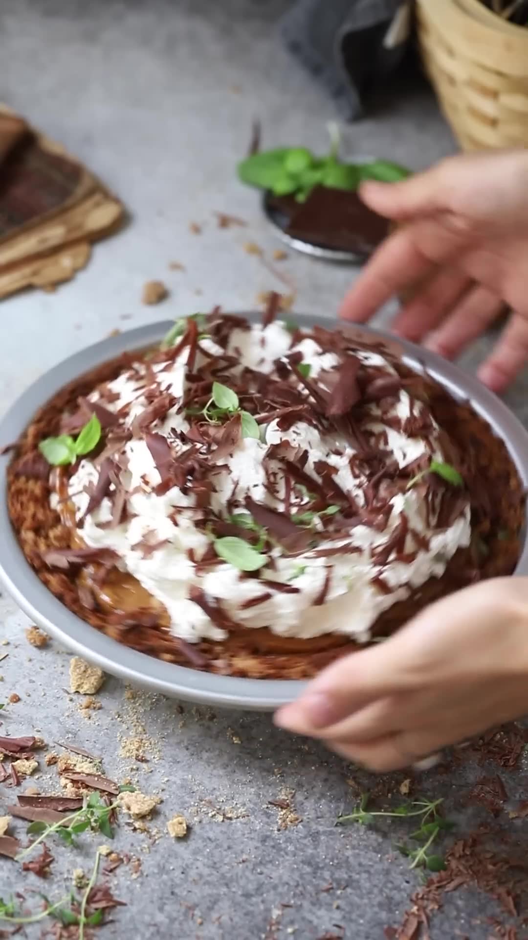 Crowd-pleasing desserts with banoffee pie and caramel poke cake