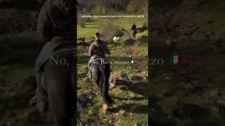 Wyoming? No, this is Abruzzo, Italy. 🐎⛰️