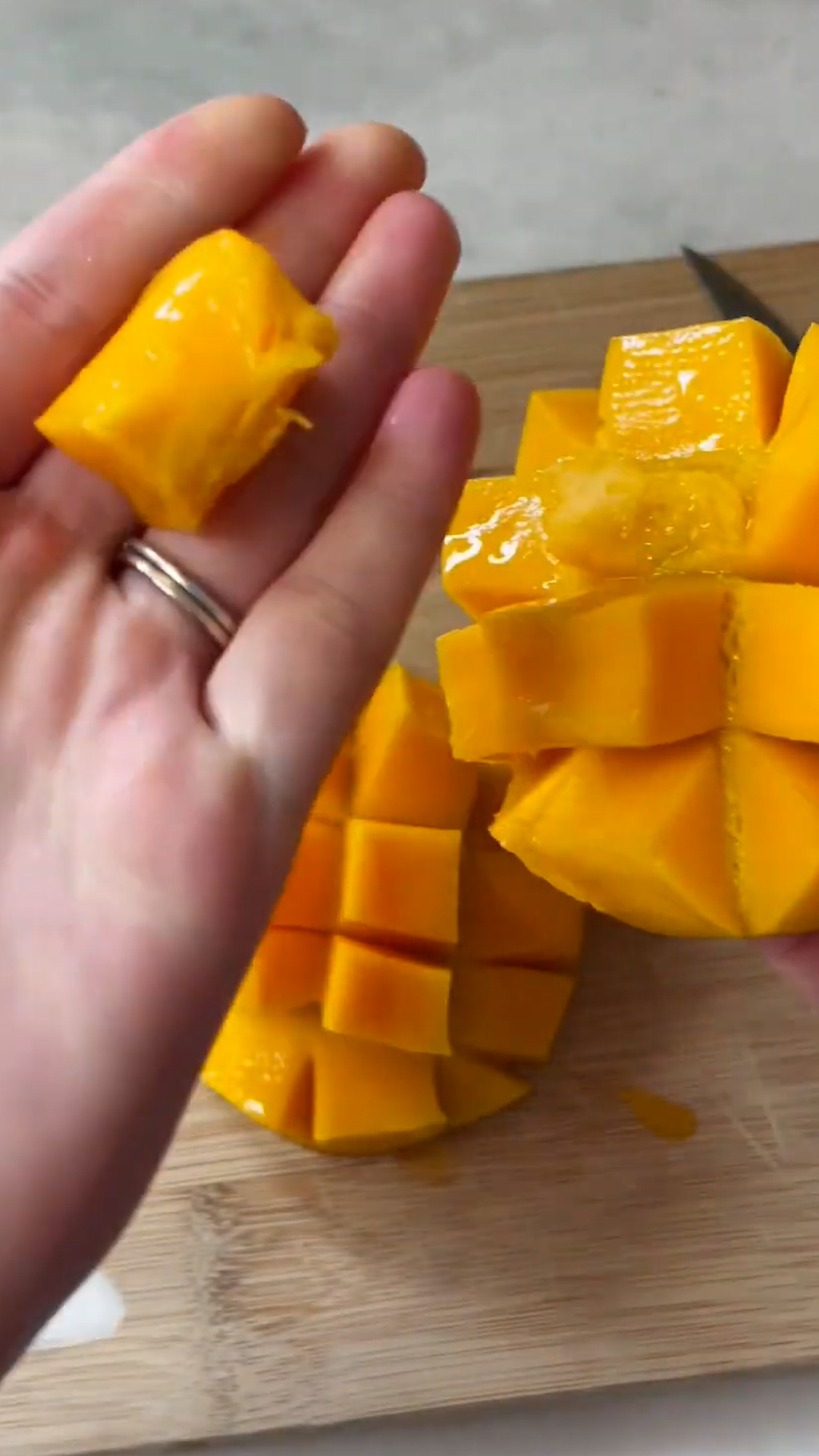 How to cut mango into decorative hedgehog presentation everyone will enjoy