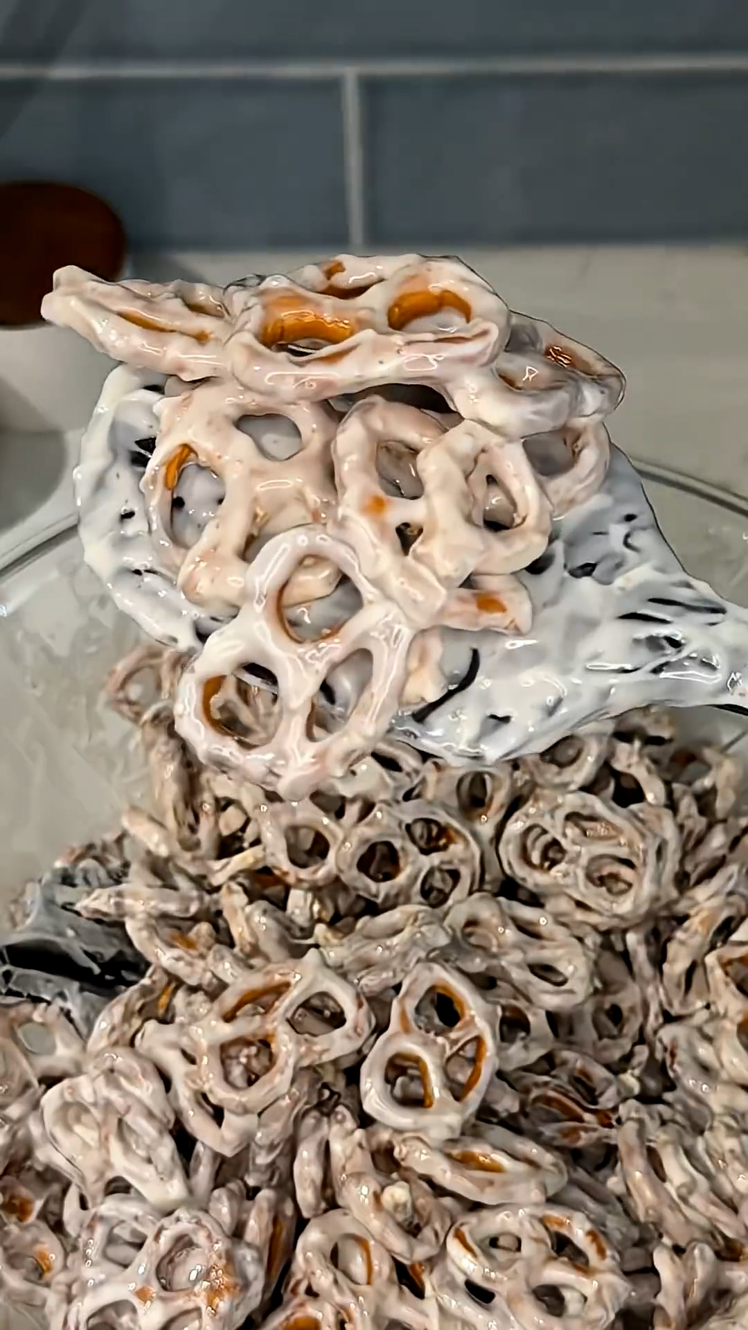 Oreo-flavored shell transforms pretzel twists into dessert