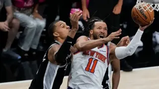 Knicks are making me sick right now... Spurs had one JOB