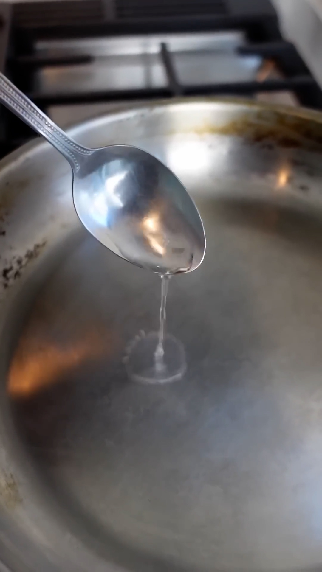 How to cook eggs on stainless steel