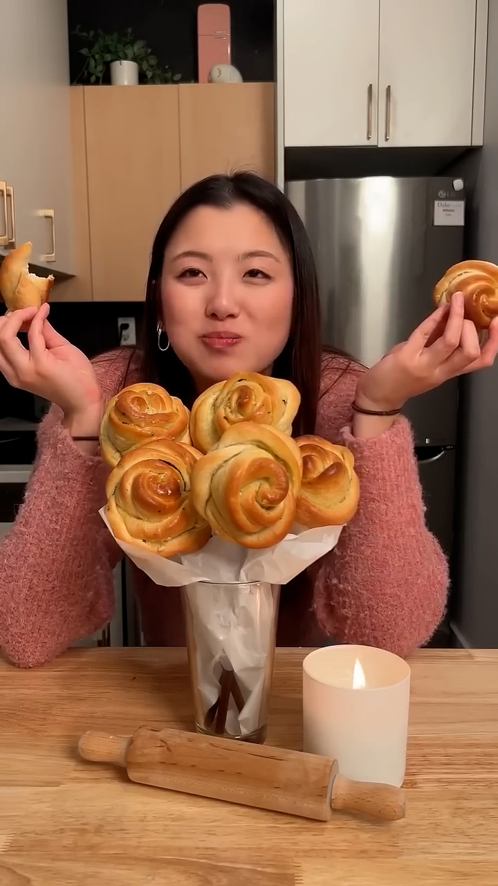 Shaping garlic bread into a beautiful rose bouquet