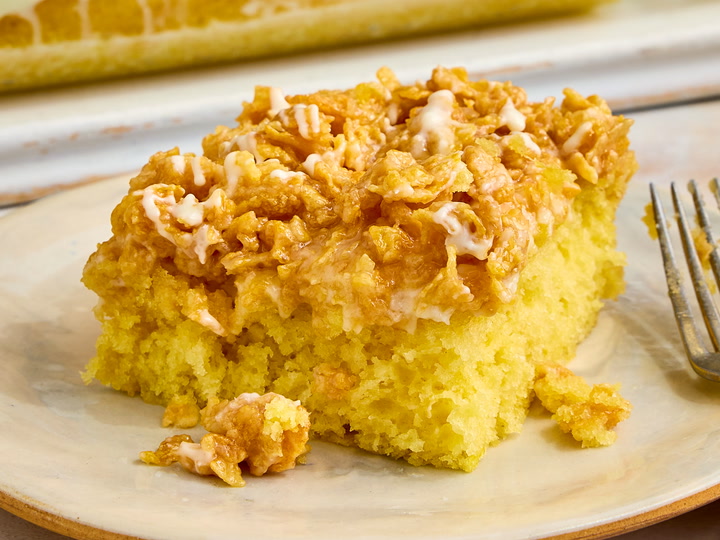 How to Make a Lemon Crunch Cake