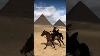 When you get the chance to see one of the world wonders but from horseback! 🐎😌✨️